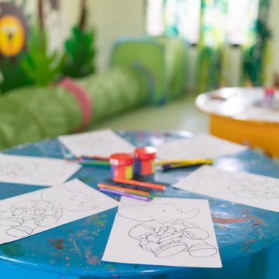 table avec coloriage enfants