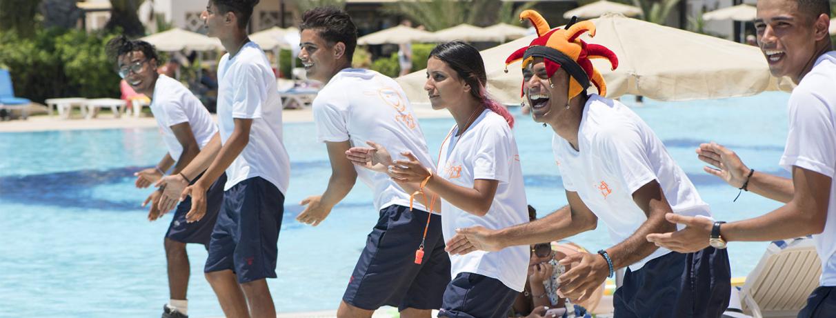 Groupe d'animateurs devant la piscine