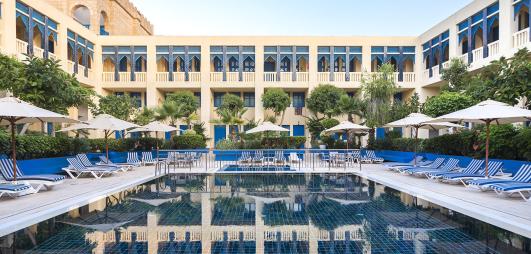 piscine et bâtiment hôtel