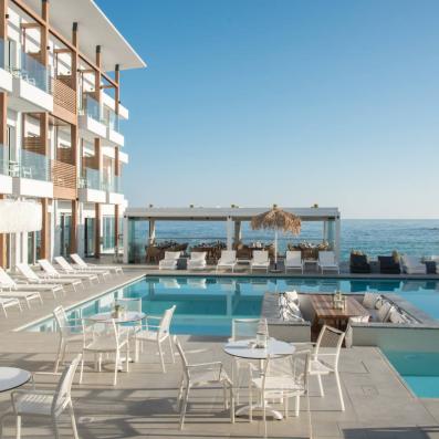 piscine avec tables et transats