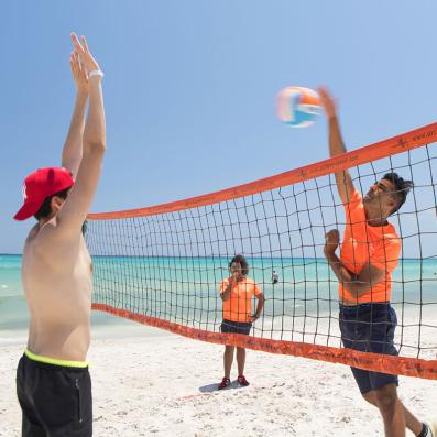 personnes jouant au beach volley