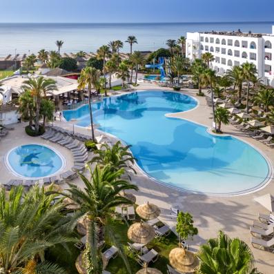 facade de l'hôtel, piscine et mer