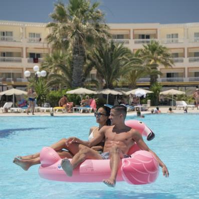 couple sur une bouée flamand rose