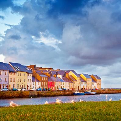 maisons colorées sur le port